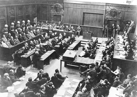 ADN-ZB Strafprozess vor dem Internationalen Militärgerichtshof in N¸rnberg 1945/46 gegen führende Personen (Hauptkriegsverbrecher) des faschistischen Deutschlands wegen Kriegsverbrechen, Verbrechen gegen den Frieden und gegen die Menschlichkeit; abgeschlossen durch Urteil vom 30.9/1.10.1946. UBz: Blick in den Verhandlungssaal am 30.9.1946 Links die Angeklagten. 1. Reihe v.l. Göring, Hefl, v. Ribbentrop, Keitel, Kaltenbrunner, Rosenberg, Frank, Frick, Streicher, Funk, Schacht. 2. Reihe: Raeder, v. Schirach, Sauckel, Jodl, v. Papen, Seyfl-Inquart, Speer, v. Neurath, Fritsche.
